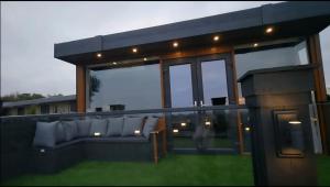 ein Haus mit einer Couch an der Seite in der Unterkunft Mary Queen of Scott's Lodge in Carberry + 7 Fotos