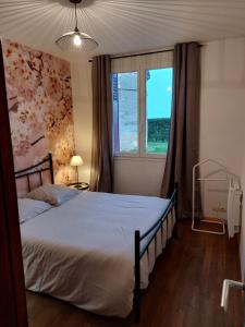 a bedroom with a large bed and a window at gite isolée proche futuroscope Airvault in Saint-Clair