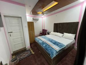 Postel nebo postele na pokoji v ubytování HR Guest House + 2 fotografie