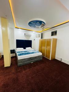 Postel nebo postele na pokoji v ubytování HR Guest House