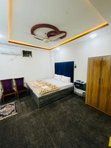 Postel nebo postele na pokoji v ubytování HR Guest House