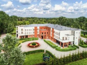 an aerial view of a building with a courtyard at Mercure Wiazowna Brant in Wiązowna