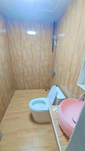 Ένα μπάνιο στο Home 24 Pattaya