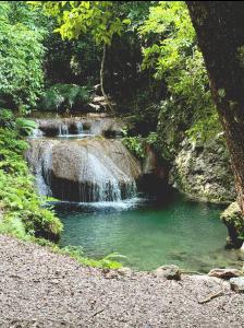 a waterfall in the middle of a pool of water at Hotel Boutique las Colinas in San José de Colinas