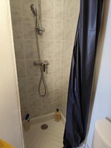 Ένα μπάνιο στο La Bulle de Tours, hyper center, train station in front!