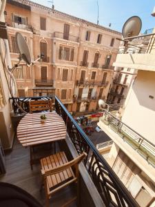 カイロにあるSwiss Tahrir downtown hotelのバルコニー(ベンチ2台付) +260枚の写真