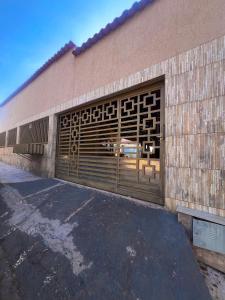 ein Gebäude mit zwei großen Garagentüren darauf in der Unterkunft casa da hilda in Pirenópolis