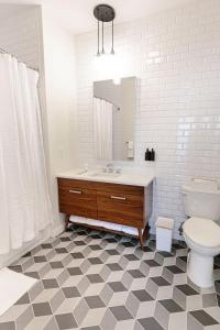 ein Badezimmer mit Waschbecken, Toilette und Spiegel in der Unterkunft Kislak 404 Luxurious 1BR in Heart of Downtown in Newark