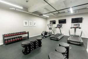 ein Fitnessstudio mit Laufbändern und Geräten in einem Raum in der Unterkunft Kislak 404 Luxurious 1BR in Heart of Downtown in Newark