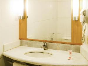 a bathroom with a sink and a mirror at ibis Petrolina in Petrolina +45 photos