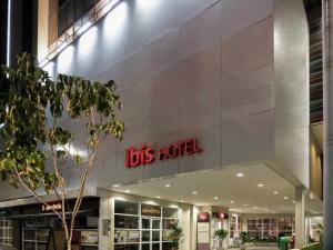 Un escaparate de un hotel con un cartel. en ibis Osasco, en Osasco