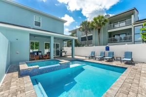 メルボルンにあるThe Havens Full Propertyの家の裏庭にあるプール