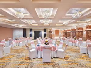 ジョードプルにあるNovotel Jodhpur ITI Circleの宴会場(テーブル、椅子、シャンデリア付) +74枚の写真