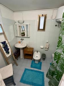 a small bathroom with a sink and a toilet at La Colonnina in Minturno