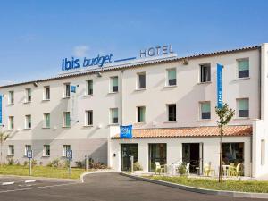 a hotel with a sign on the front of it at ibis budget Niort - La Crèche in La Creche