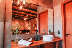 a bathroom with a sink and a mirror at Chalé Climatizado com banheira em frente ao Parque do Passaúna em Curitiba by Tiny House Passaúna in Curitiba