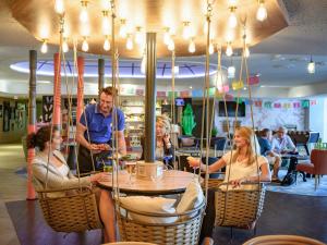 レスキンにあるHôtel Mercure Lille Aéroportの食卓に座る人々 +188枚の写真