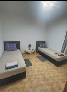 twee bedden in een kamer met bij 1 chambre proche aeroporto cabo verde in Espargos