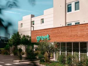 Un cartel de CGAP en el costado de un edificio en Greet hôtel Montpellier Aéroport Parc des Expos, en Mauguio