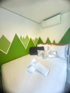 Ένα ή περισσότερα κρεβάτια σε δωμάτιο στο Container Climatizado com deck em frente ao Parque do Passaúna by Tiny House Passaúna