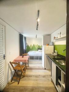 Η κουζίνα ή μικρή κουζίνα στο Container Climatizado com deck em frente ao Parque do Passaúna by Tiny House Passaúna