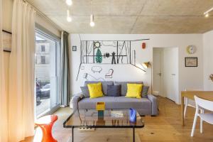 a living room with a couch and a table at Magnifiques Appartements dans Bordeaux in Bordeaux
