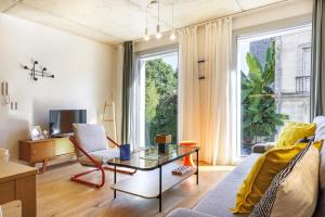 a living room with a couch and a table at Magnifiques Appartements dans Bordeaux in Bordeaux