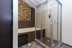 - une cabine de douche en verre dans la salle de bains dans l'établissement Hotel Bossanova, à Rionegro