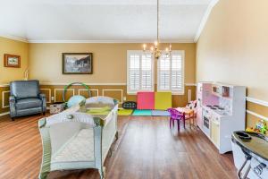 Kuchyň nebo kuchyňský kout v ubytování Family Home Near I-80 in Suburban Dallas Sidekick