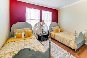 Postel nebo postele na pokoji v ubytování Family Home Near I-80 in Suburban Dallas Sidekick