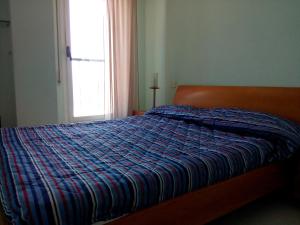 ポルト・サプラヤにあるValencia Port Saplayaのベッドルーム1室(青い掛け布団、窓付)