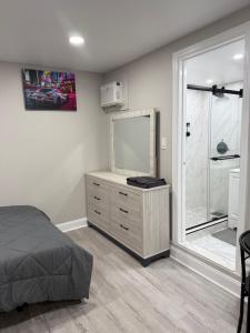 Ένα ή περισσότερα κρεβάτια σε δωμάτιο στο JFK New Cozy Private Studio Apt +3 φωτογραφίες