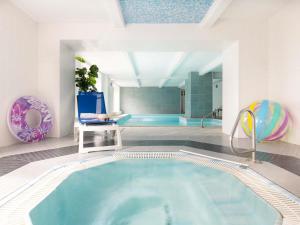 una gran piscina en una habitación con piscina en Mercure Epinal Centre, en Épinal