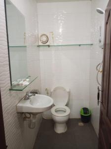 Ένα μπάνιο στο Blue Moon Hotel