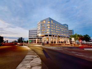 Un gran edificio en una calle de la ciudad con un sello de calle. en ibis Styles Saint Nazaire Centre Gare, en Saint-Nazaire