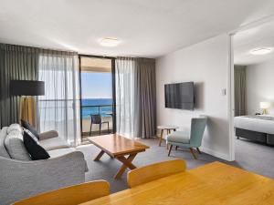 Una habitación de hotel con una cama y una sala de estar. en Mantra Bunbury, en Bunbury