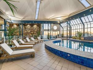 Una piscina de hotel con tumbonas y una piscina. en Mantra Bunbury, en Bunbury