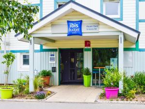 un deposito per autobus con un cartello sulla porta di ibis budget Rouen Nord Isneauville a Isneauville