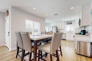 Una cocina con mesa de comedor y sillas. en Blue Skies, en Newport Beach