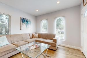 Una sala de estar con un sofá y una mesa de cristal. en Blue Skies, en Newport Beach