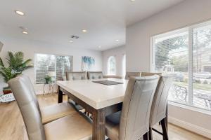 Un comedor con mesa y sillas en Blue Skies, en Newport Beach 17 fotos más