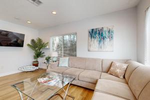 Una sala de estar con un sofá y una mesa de cristal. en Blue Skies, en Newport Beach