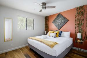 Postel nebo postele na pokoji v ubytování Old Town Art Deco - Pool&Fire Pit - In Old Town + 60 fotografií