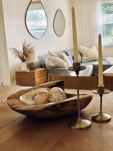 Una sala de estar con un cuenco con dos velas en el suelo. en Newly renovated costal house, en Venice