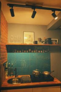 a kitchen with two pots and pans on a stove at Casinha do Fotógrafo em Domingos Martins a 7km do Centro in Domingos Martins