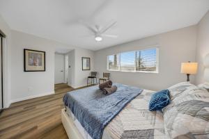 Un dormitorio con una cama con un osito de peluche encima. en Oneluxstay 3BR Home Near the Beach, en Redondo Beach
