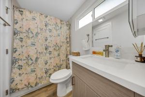 Un baño con inodoro y cortina de ducha. en Oneluxstay 3BR Home Near the Beach, en Redondo Beach 75 fotos más