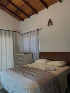 ein Schlafzimmer mit großem Bett und Fenster in der Unterkunft Casa Auryá in Alto Paraíso de Goiás