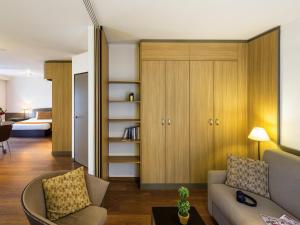 Un pat sau paturi într-o cameră la Aparthotel Adagio Nantes Centre