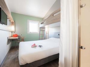a hotel room with a bed and a bunk bed at ibis budget Paris Porte d'Italie Ouest in Le Kremlin-Bicêtre +43 photos
